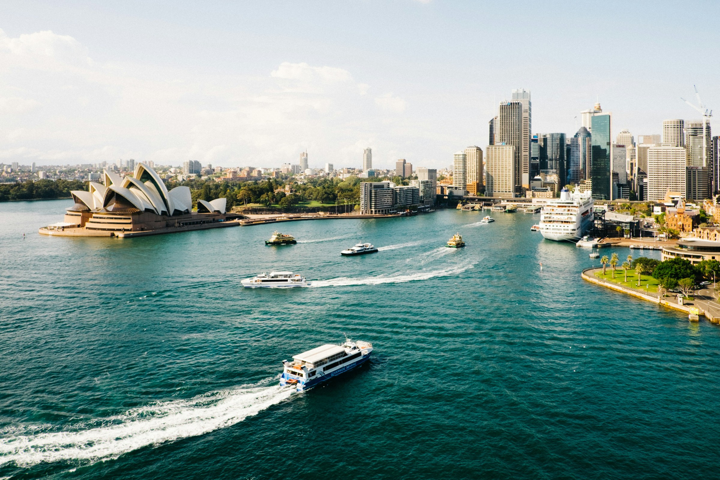 Sydney Opera House & harbour, langit biru cerah